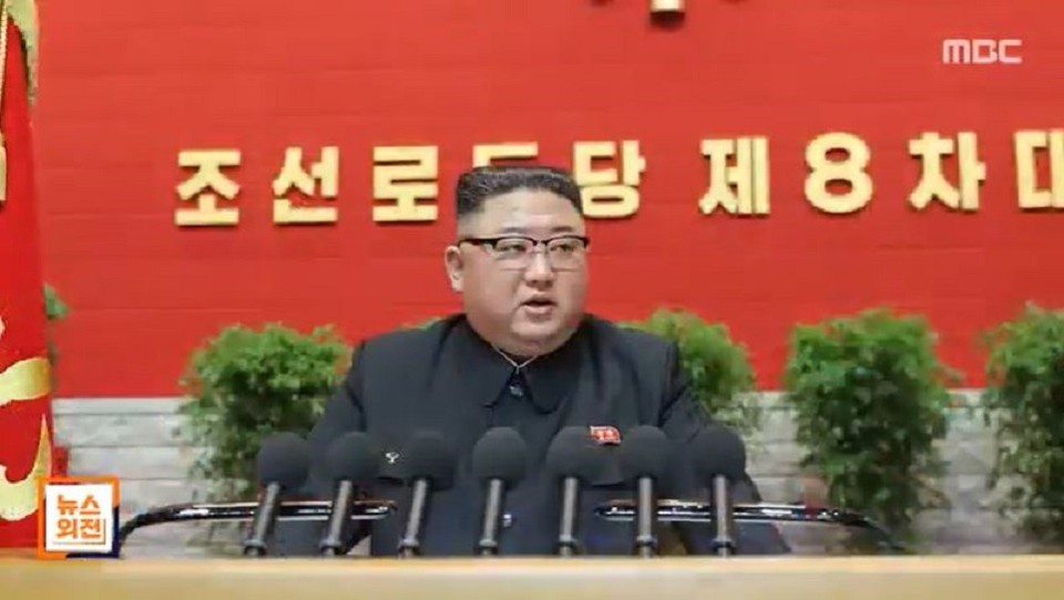 북한 김정은 국무위원장이 지난 5일 개최된 노동당 제8차 대회에서 개회사를 하고 있다. (MBC 캡처)