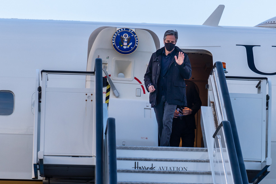 ​토니 블링컨 미국 국무장관이 2일(현지시간) G7 외교장관 회의에 참석하기 위해 런던 외곽의 스텐스테드 공항에 도착하고 있다. Ⓒ미국 국무부 홈페이지​
