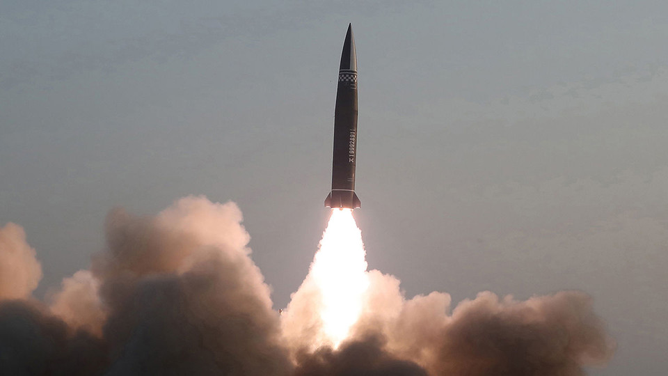 북한이 지난 25일 새로 개발한 신형전술유도탄 시험발사를 진행했다며 탄도미사일 발사를 공식 확인했다. ⒸSBS TV