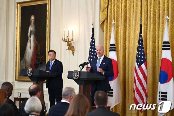 문재인 대통령(왼쪽)과 조 바이든 미국 대통령이 21일(현지시간)  미 백악관에서 공동 기자회견을 하고 있다. © AFP=뉴스1