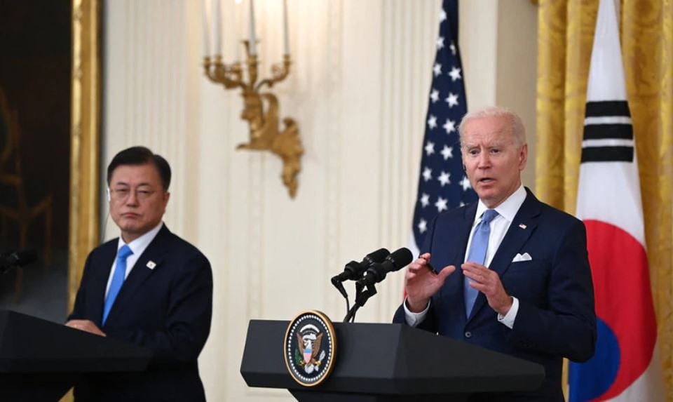 ​조 바이든 미국 대통령과 문재인 한국 대통령이 21일 워싱턴 백악관에서 정상회담에 이어 공동기자회견을 하고 있다. (VOA 캡처)​