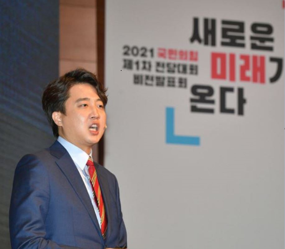 이준석 국민의힘 대표 후보가 25일 서울 마포구 누리꿈스퀘에서 열린 1차 전당대회에서 비전발표를 하고 있다.