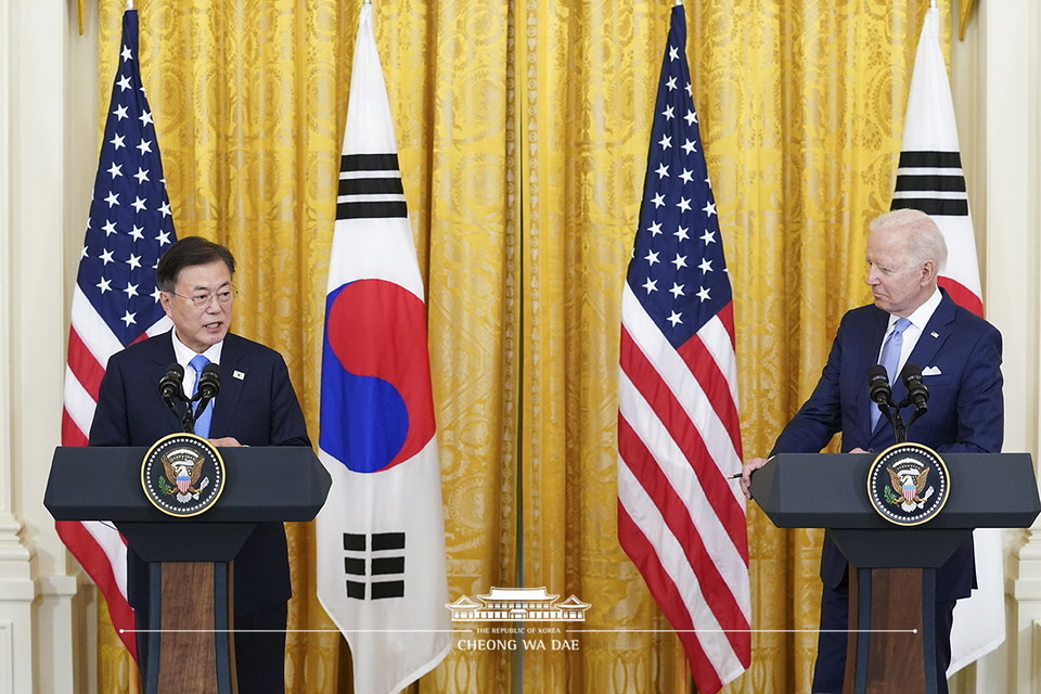 문재인 대통령과 조 바이든 미국 대통령이 21일 오후(현지시간) 백악관에서 정상회담 후 공동기자회견을 하고 있다. Ⓒ청와대