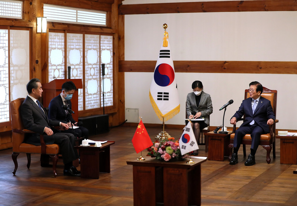 박병석 국회의장과 왕이 중국 외교부장 겸 국무위원이 27일 국회 사랑채에서 환담하고 있다. Ⓒ국회의장실