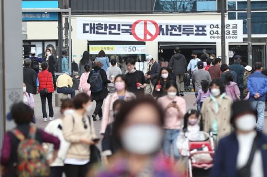 4·7 재보궐선거 사전투표를 하루 앞둔 1일 서울 시내 거리에 설치된 사전투표 현수막. ⒸKR DB