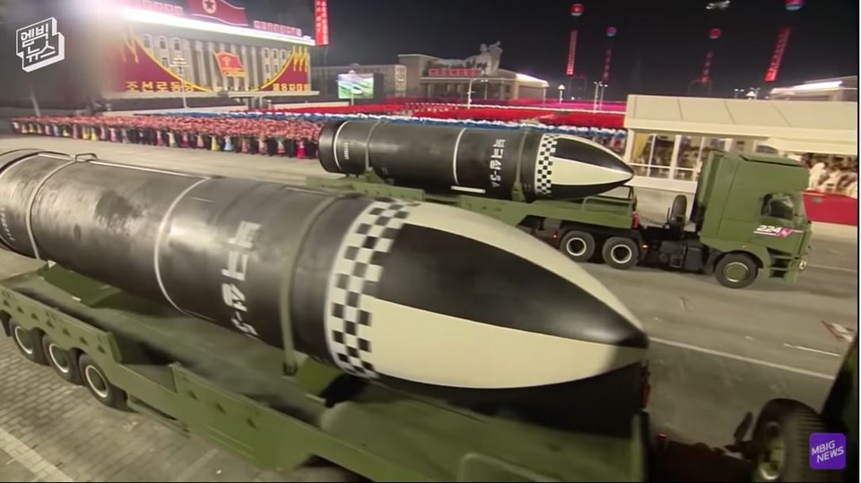 1월 14일 북한 평양에서 열린 당 제8차 대회 기념 열병식에서  '북극성-5ㅅ' 문구를 단 신형 추정 잠수함발사탄도미사일(SLBM)이 등장했다. (MBC 캡처)