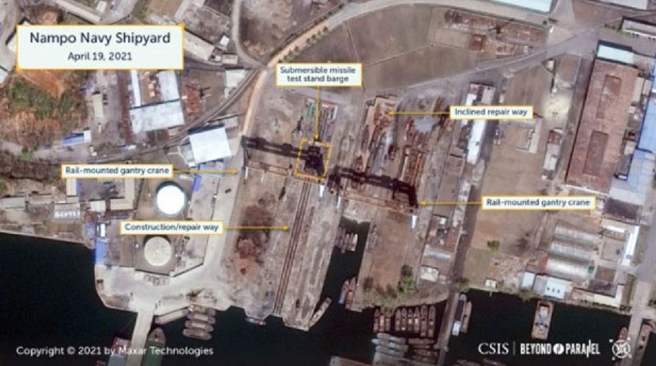 미국 전략국제문제연구소(CSIS)가 운영하는 북한전문사이트 '분단을 넘어(Beyond Parallel)'는 20일(현지시각) 평안남도 남포 해군조선소에서 SLBM 시험발사용 바지선 관련 작업이 이뤄지고 있다고 전했다. ⓒ분단을 넘어