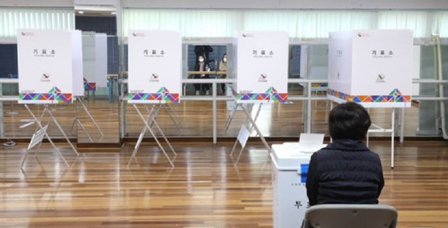 지난 4월 치러진 서울시장 4·7재보궐 선거일 투표소 모습. ⒸKR DB