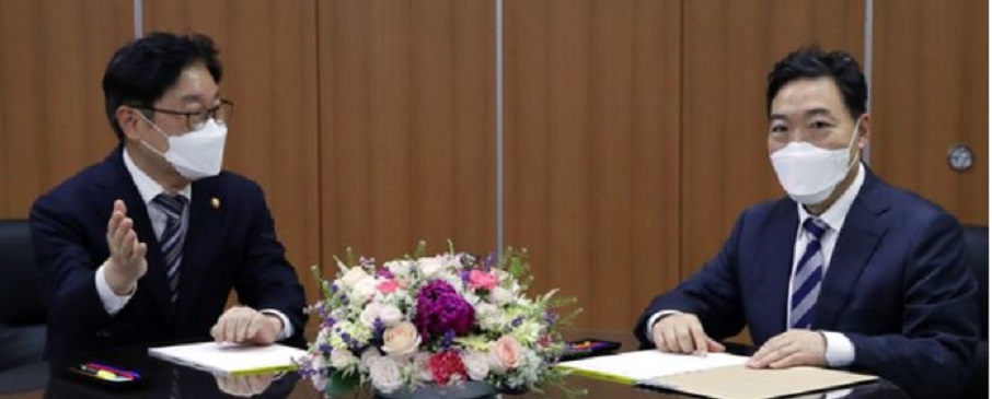 박범계 법무부 장관과 김오수 검찰총장이 3일 오후 서울 서초구 고등검찰청에서 검찰 인사 협의를 하고 있다.