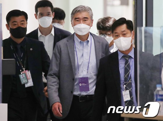 성 김 미국 국무부 대북정책특별대표(가운데)가 19일 오전 인천국제공항을 통해 입국하고 있다.