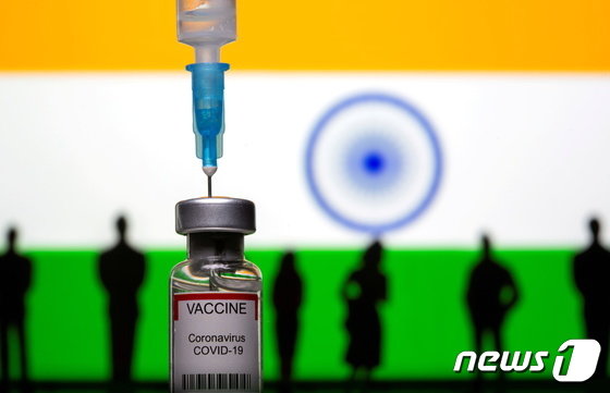 인도 국기와 코로나19 백신을 합성한 이미지. © 로이터=뉴스1