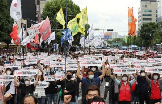 전국민주노동조합총연맹(민주노총) 조합원들이 지난 3일 오후 서울 종로3가 거리에서 가진 전국노동자대회에서 구호를 외치고 있다.