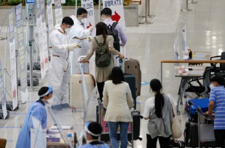 20일 인천국제공항 1터미널에 해외입국자들이 검역관을 통과하고 있다.