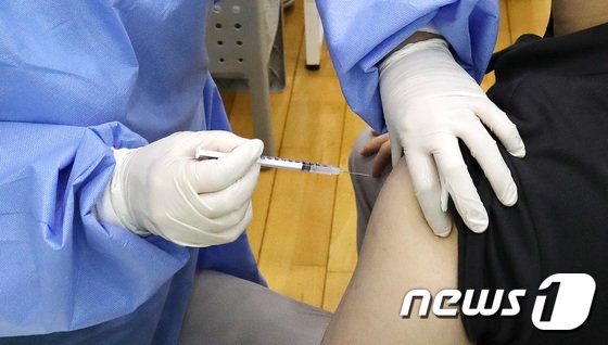만 55~59세(1962~1966년생) 약 354만명을 대상으로 신종 코로나바이러스 감염증(코로나19) 1차 예방접종을 시작한 26일 서울 중구 예방접종센터에서 한 시민이 백신접종을 하고 있다.