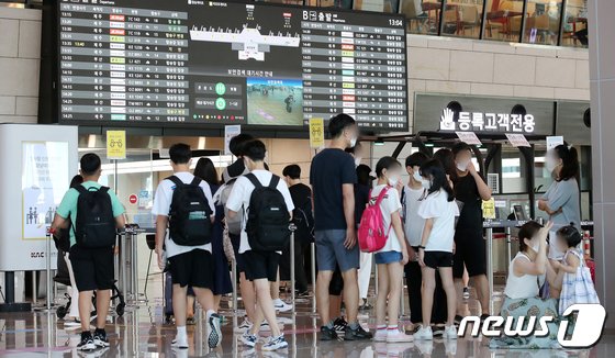 26일 오후 서울 강서구 김포공항 국내선 출국장에 여행을 떠나는 시민들로 북적이고 있다.