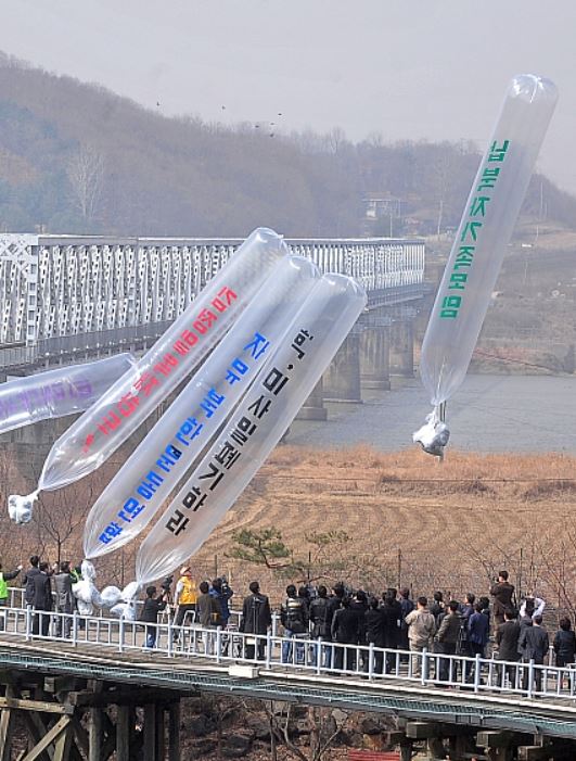 자유북한운동연합 소속원들이 임진각 자유의 다리에서 대북전단 풍선을 띄우는 모습. Ⓒ자유북한운동연합