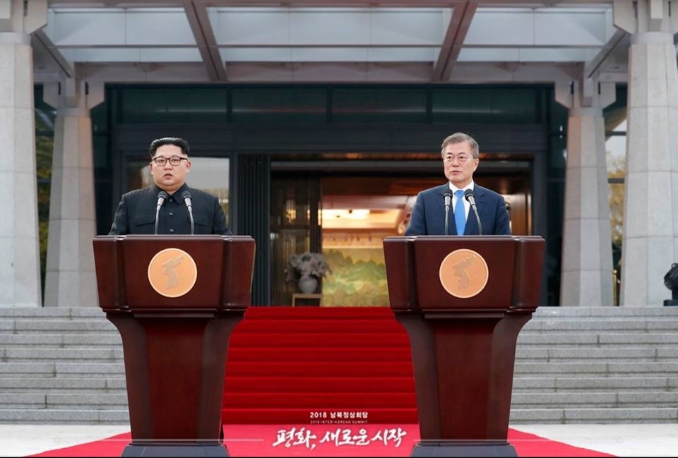 2018년 4월 27일 오후 문재인 대통령과 김정은 북한 노동당 총비서가 장이 판문점 평화의 집 앞마당에서 '판문점 선언'을 발표하고 있다. Ⓒ청와대