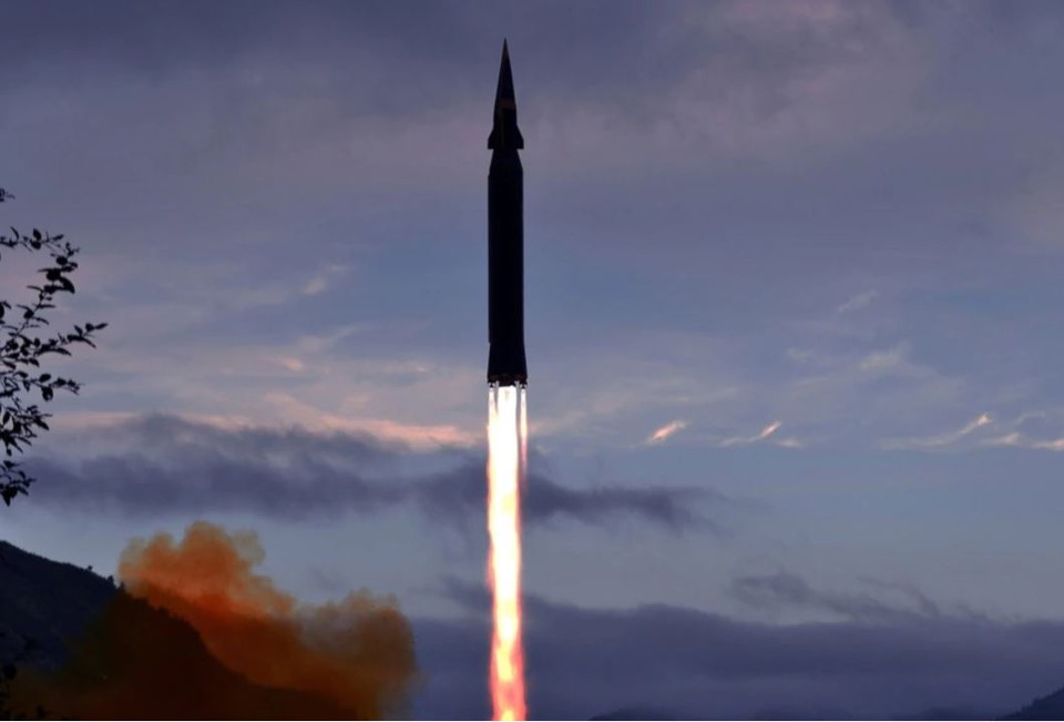 북한 국방과학원은 28일 오전 자강도 룡림군 도양리에서 새로 개발한 극초음속미사일 '화성-8형' 시험발사를 진행했다며 사진을 공개했다.