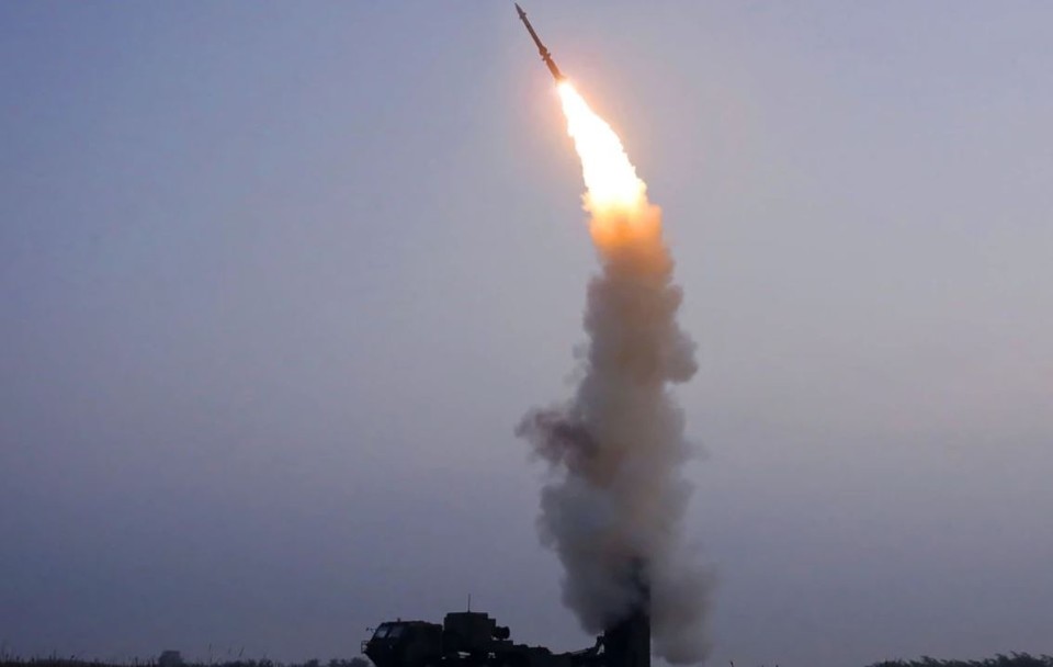 북한 관영 ‘조선중앙통신’은 1일 “국방과학원이 9월 30일 새로 개발한 반항공미사일을 시험발사를 진행했다. (사진=CNN캡처)