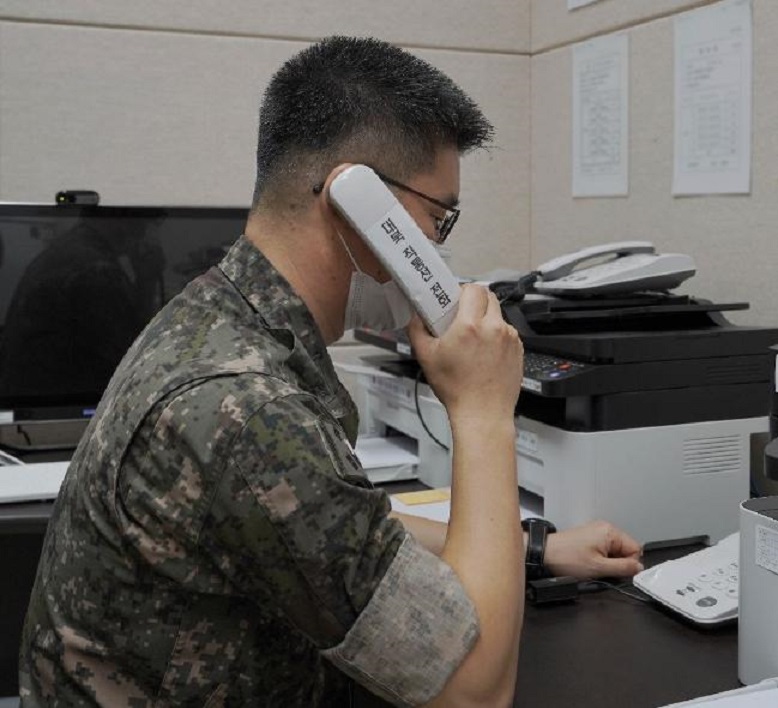 우리 군 장병이 7월 27일 서해지구 군 통신선에 대한 ‘시험통신’을 하고 있는 모습. Ⓒ국방부