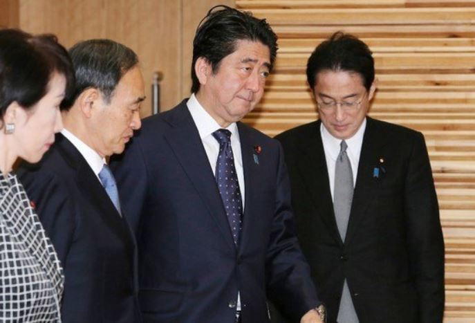 오른쪽부터 외무상 시절의 기시다 후미오 일본 총리와 아베 신조 전 총리, 관방장관 시절의 스가 요시히데 전 총리.