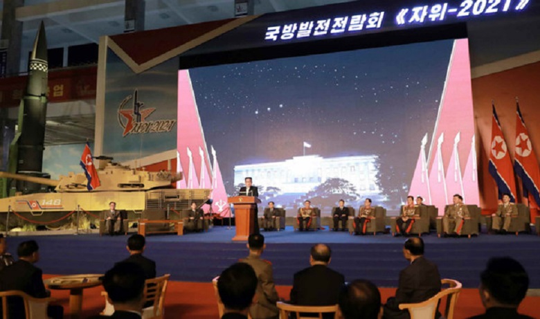 ​김정은 북한 노동당 총비서가 11일 3대혁명전시관에서 개막한 군수장비전시회인 '자위-2021'에서 북의 강력한 무장강화 정책을 강조했다. (사진-노동신문 갈무리)​