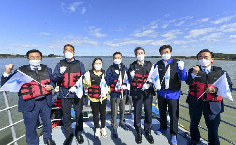 김포 한강하구 중립지역에서 열린 '2021 평화의 물길 열기 염하수로 항행' 행사에서 이인영 통일부 장관(사진 오른쪽 세번째)과 정하영 김포시장(오른쪽 네번째)를 비롯한 주요 참석자들이 항행 선박에 올라 포즈를 취하고 있다. (사진=김포시 제공)