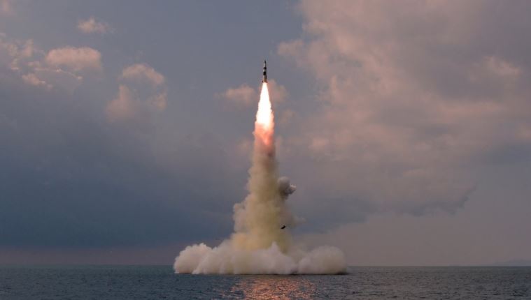 북한이 전날인 19일 '신형 잠수함발사탄도탄(SLBM)' 시험발사를 진행했다고 노동당 기관지 노동신문이 20일 2면에 보도했다.(노동신문 갈무리)