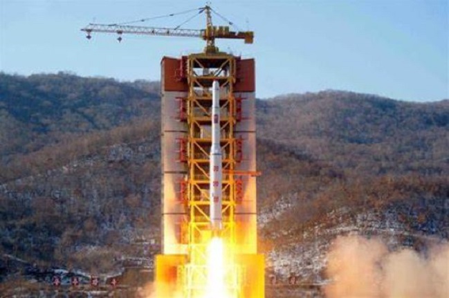 북한이 지난 2016년 2월2일 평안북도 철산군 동창리 소재 서해위성발사장에서 '광명성 4호' 위성을 실은 ICBM급 '광명성' 로켓을 발사했다. (조선의소리 갈무리)