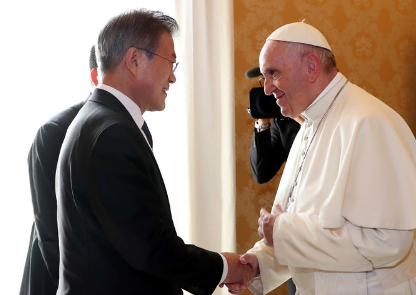 문재인 대통령이 지난 2018년 10월18일 오후(현지시간) 바티칸 교황청을 방문해 프란치스코 교황과 악수하고 있다. Ⓒ청와대
