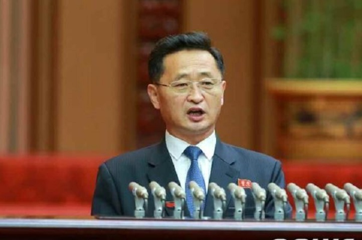 ​1월 17일 개최한 북한 최고인민회의에서 김덕훈 내각총리가 선서를 하는 모습.​