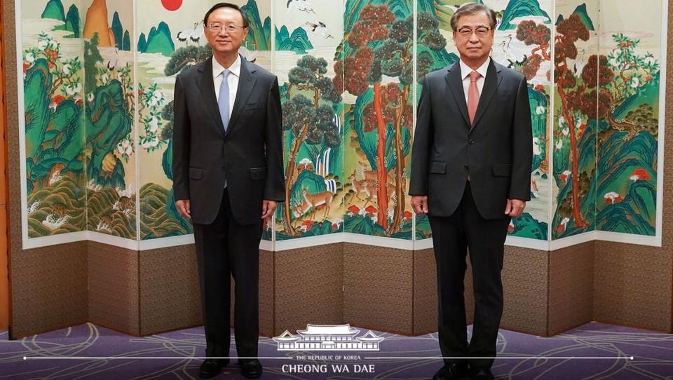 서훈 국가안보실장(오른쪽)과 양제츠(楊潔篪) 중국 중앙정치국 위원이 8월 22일 회담에 앞서 사진 촬영을 하고 있다. Ⓒ청와대