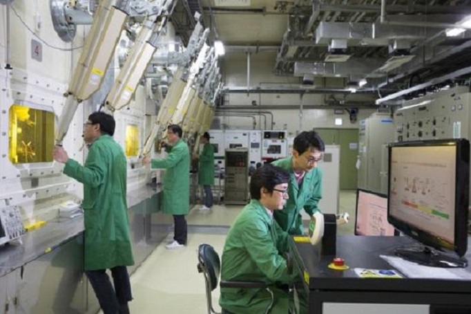 대전 한국원자력연구원의 파이로프로세싱 일관 공정 시험시설 모습. 연구원들이 로봇팔을 이용해 방사능 차폐장치 내부에 있는 폐연료봉을 조작하고 있다. Ⓒ한국원자력연구원