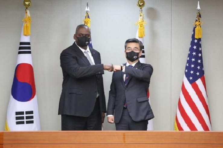 서욱 국방부 장관(오른쪽)과 로이드 오스틴 미국 국방부 장관이 2일 오전 서울 용산구 국방부 화상 회의실에서 열린 ‘제53차 한미안보협의회(SCM) 고위급 회담’에서 기념 촬영하고 있다. Ⓒ국방부
