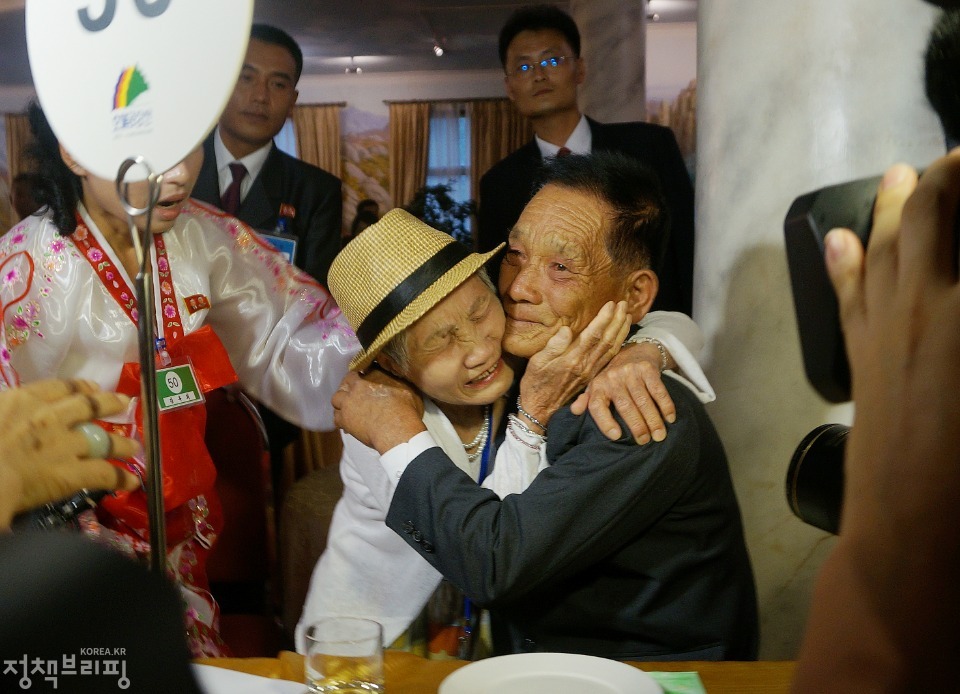 2018년 8월 20일 금강산호텔에서 열린 제21차 남북 이산가족 단체상봉 행사에서 남측 이금섬 할머니가 아들 리상철씨를 만나 기뻐하고 있다. (사진=청와대)