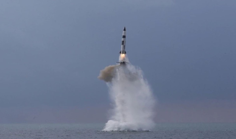 북한이 지난 10월 신형 잠수함발사탄도미사일(SLBM) 시험 발사에 성공했다며 관영매체를 통해 사진을 공개했다.(사진=조선중앙TV 캡처)