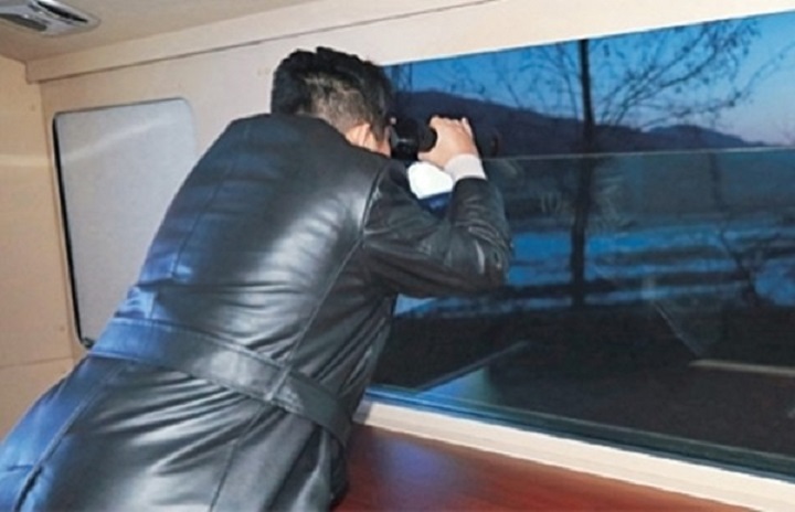 김정은 북한 노동당 총비서가 11일 자강도 일대에서 진행된 극초음속미사일 시험발사를 직접 참관하고, 전용차량 안에서 망원경으로 관측했다고 조선중앙통신이 12일 보도했다. (사진=조선중앙통신 갈무리)