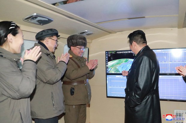북한 국방과학원이 11일 극초음속미사일 시험발사를 김정은 노동당 총비서가 참관한 가운데 진행해 성공시켰다고 조선중앙통신이 12일 보도했다.(사진=조선중앙TV 캡처)