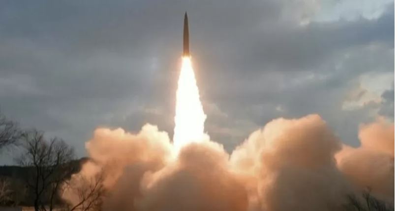 지난 27일 북한 전술유도탄이 이동식 발사대에서 발사되는 모습