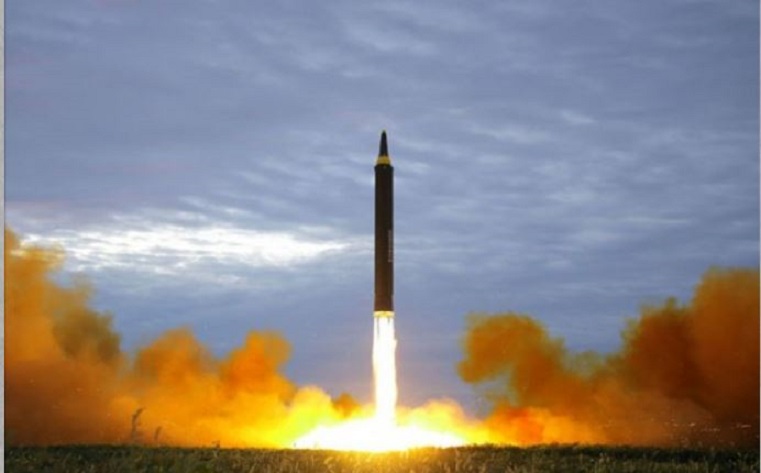 북한이 2017년 9월 15일 발사한 중거리 탄도 미사일 화성-12형.(노동신문 갈무리)