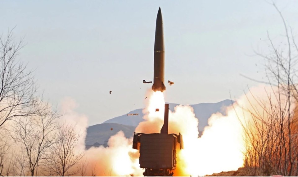 ​북한 조선중앙통신이 15일 공개한 사진에 14일 북한군이 평안북도 철도에서 미사일을 시험 발사하고 있다. (서진=노동신문 갈무리)​​