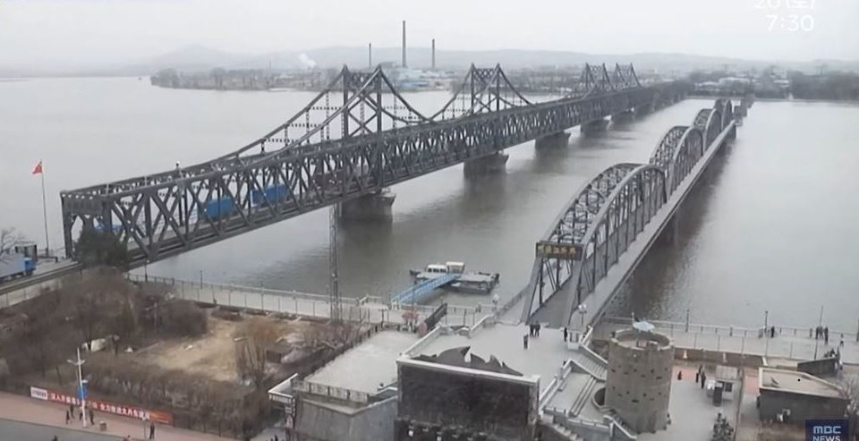 북한과 중국을 연결하는 압록강철교 위로 화물열차가 운행되는 모습.(사진=mbc 캡처)