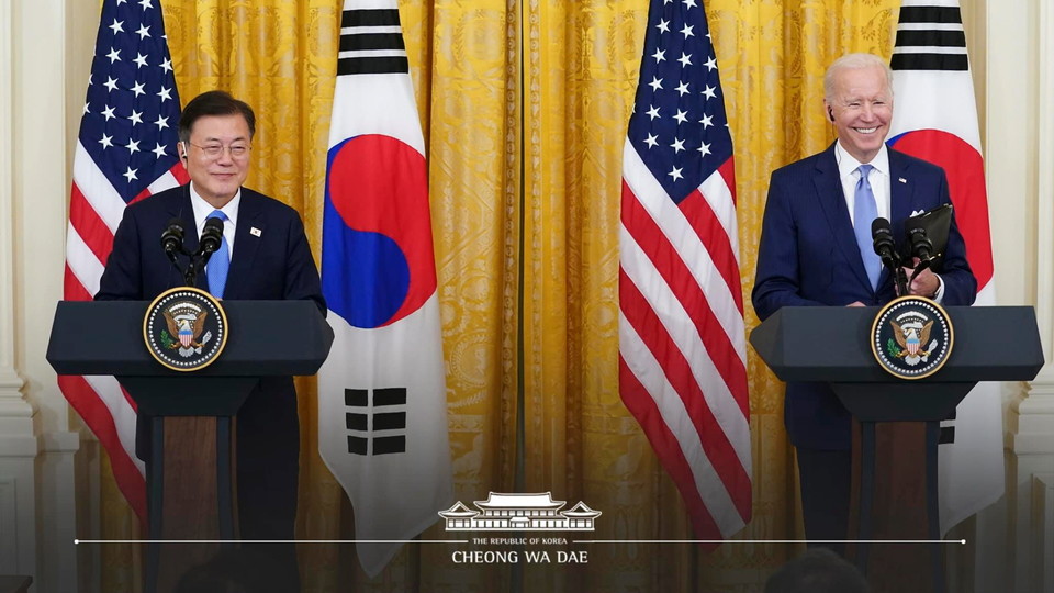 ​문재인 대통령과 조 바이든 미국 대통령이 21일 오후(현지시간) 한미정상회담 뒤 백악관 이스트룸에서 공동 기자회견을 하고 있다.(청와대 제공)​