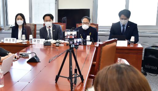 ​이소영(왼쪽부터)·이탄희·박주민·전용기 더불어민주당 의원이 2일 오후 서울 여의도 국회에서 '임성근 법관 탄핵 기자간담회'를 하고 있다. ​