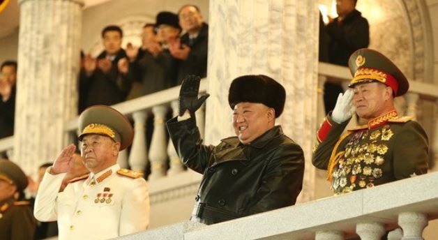 ​제8차 당 대회 기념 열병식에 참석한 김정은(가운데), 리병철(왼쪽), 박정천(오른쪽)의 모습.(노동신문 갈무리)​