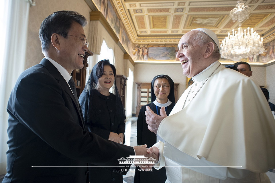 ​문재인 대통령이 18일 오후(현지시간) 바티칸 교황청을 방문해 프란치스코 교황과 대화하고 있다. (청와대 제공) ​