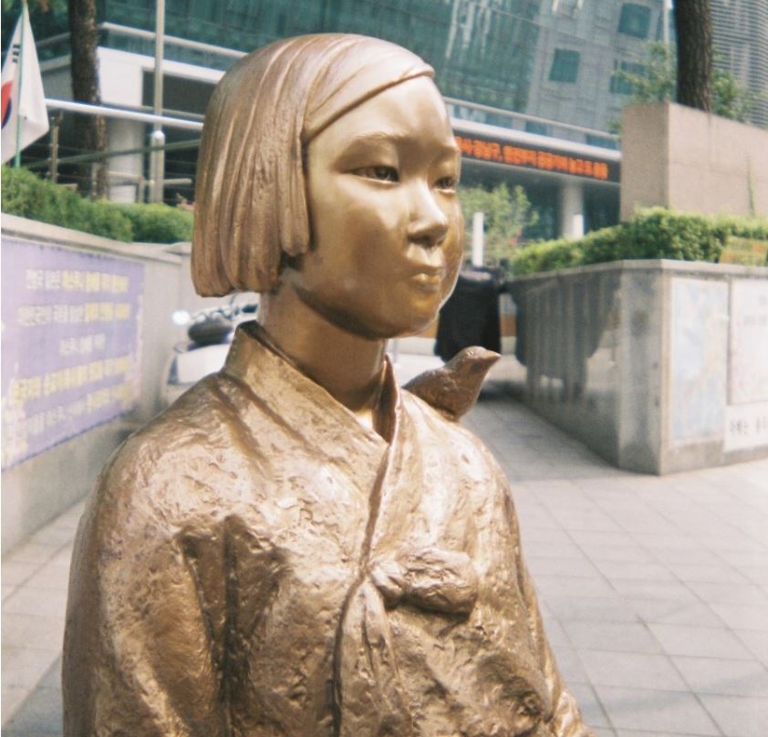 서울 종로구 주한일본대사관 앞에 설치된 평화의 소녀상.