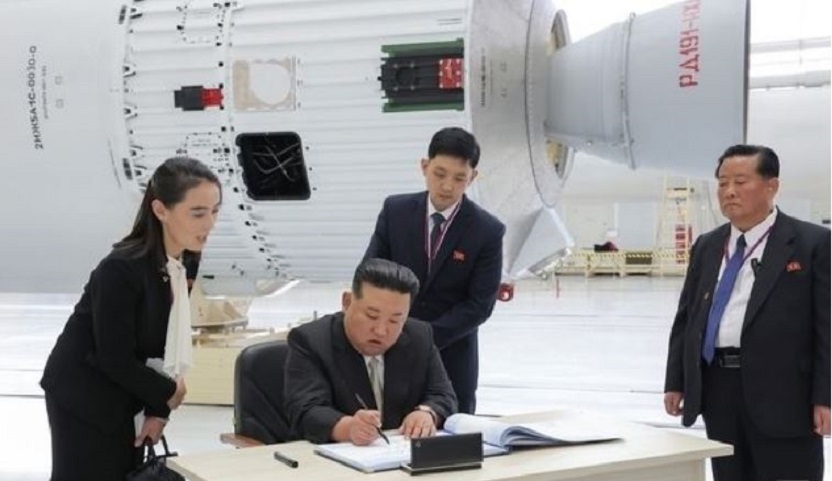 김정은 북한 노동당 총비서가 지난 9월 13일 블라드미르 푸틴 러시아 대통령의 안내를 받아 러시아 우주기지를 둘러보고 서명을 하고 있다.(노동신문 갈무리)