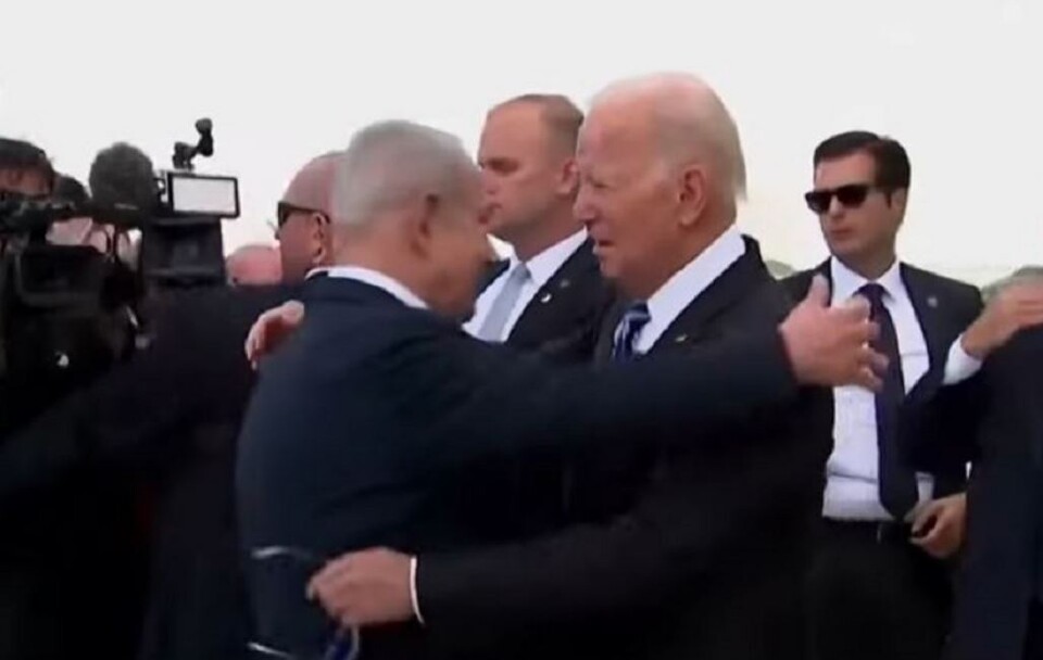 미국의 조 바이든 대통령이 18일(현지시간) 이스라엘을 방문해 베냐민 네타냐후 총리와 포옹하고 있다.