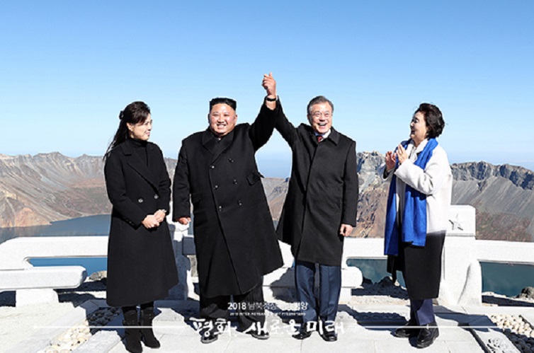 지난 2018년 9월20일 문재인 대통령 내외와 김정은 북한 노동당 총비서 내외가 백두산 천지에서 기념촬영을 하고 있다. Ⓒ청와대
